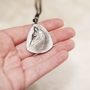 horse pendant necklace 🐴